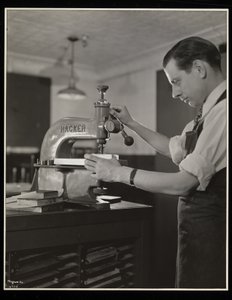 Arbeider med type ved Unz und Co., 24 Beaver Street, New York, 1932 (sølv gelatintrykk)